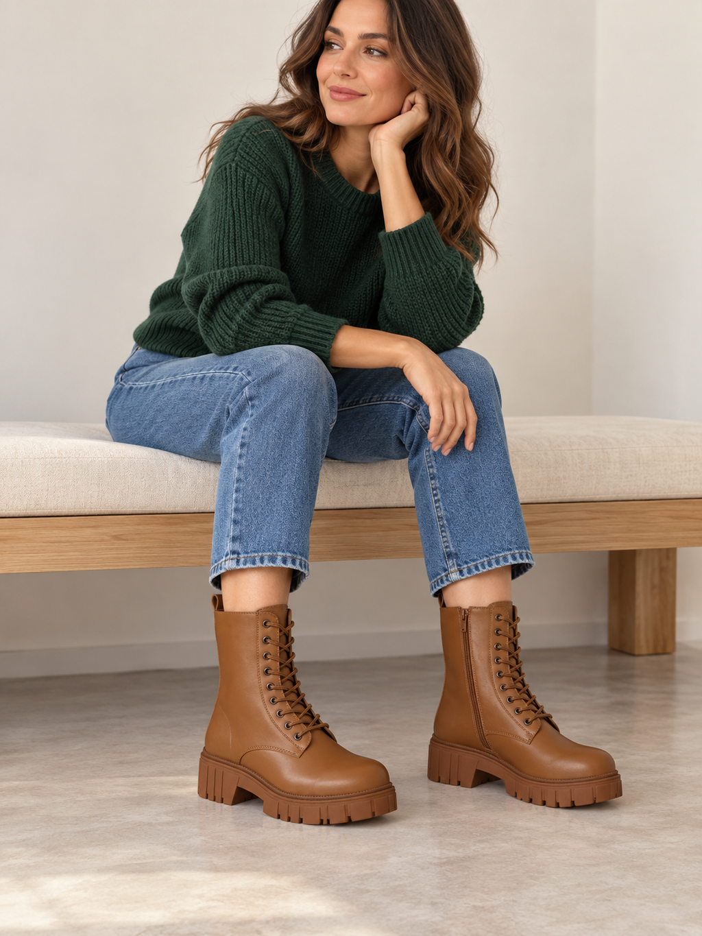 Vaynis — Bottines à lacets Aïcha Camel, vue portée