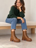 Vaynis — Bottines à lacets Aïcha Camel, vue portée