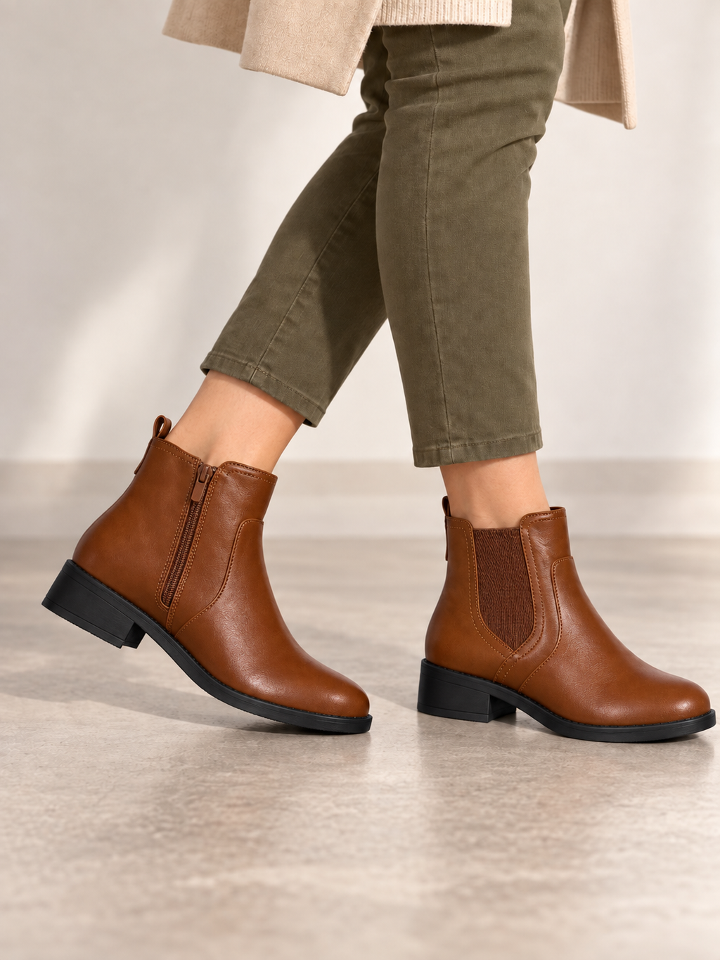 Vaynis — Bottines Chelsea Maud Camel, vue portée
